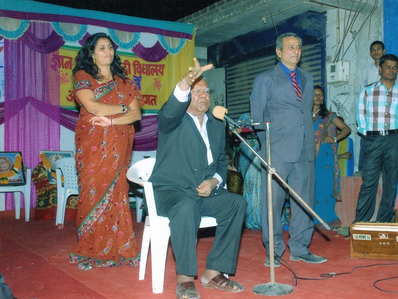 Mr. KK Gupta addressing parents of Gyan Vikash Hindi Vidyalaya Surat Mrs. Yamini Upadhyay Director escorting Mr. Gupta to the Dias