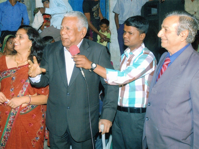 Mr. KK Gupta addressing parents of Gyan Vikash Hindi Vidyalaya Surat Dr. C.K Tripathi (EX Principal Kendriya Vidyalaya Icchanath) along with the Director (Mrs. Yamini Upadhyay) of the Vidyalya