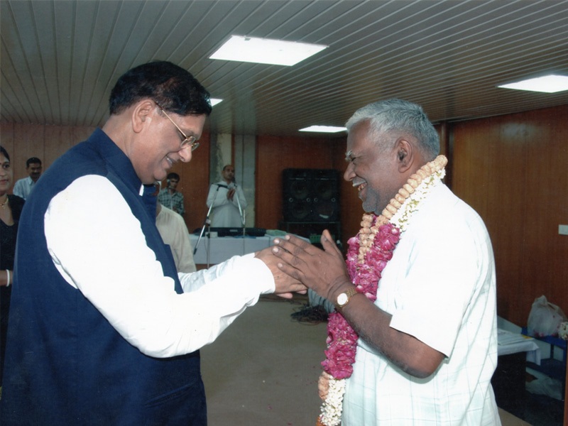 Welcome of Mr. Gupta By Dr. Bindeshar Pathak, Sulabh International, Delhi.